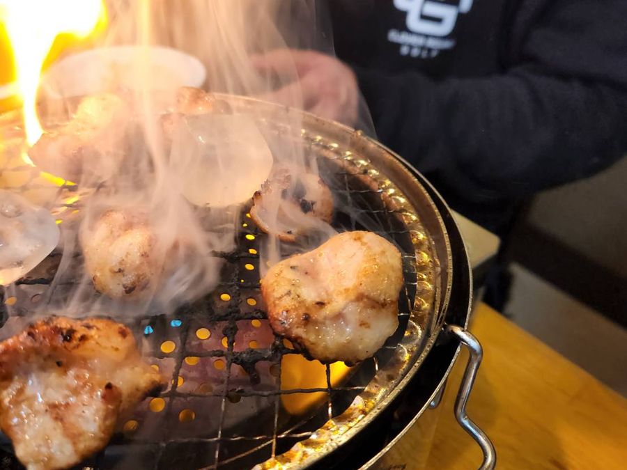 炎の上がる網で焼くホルモン